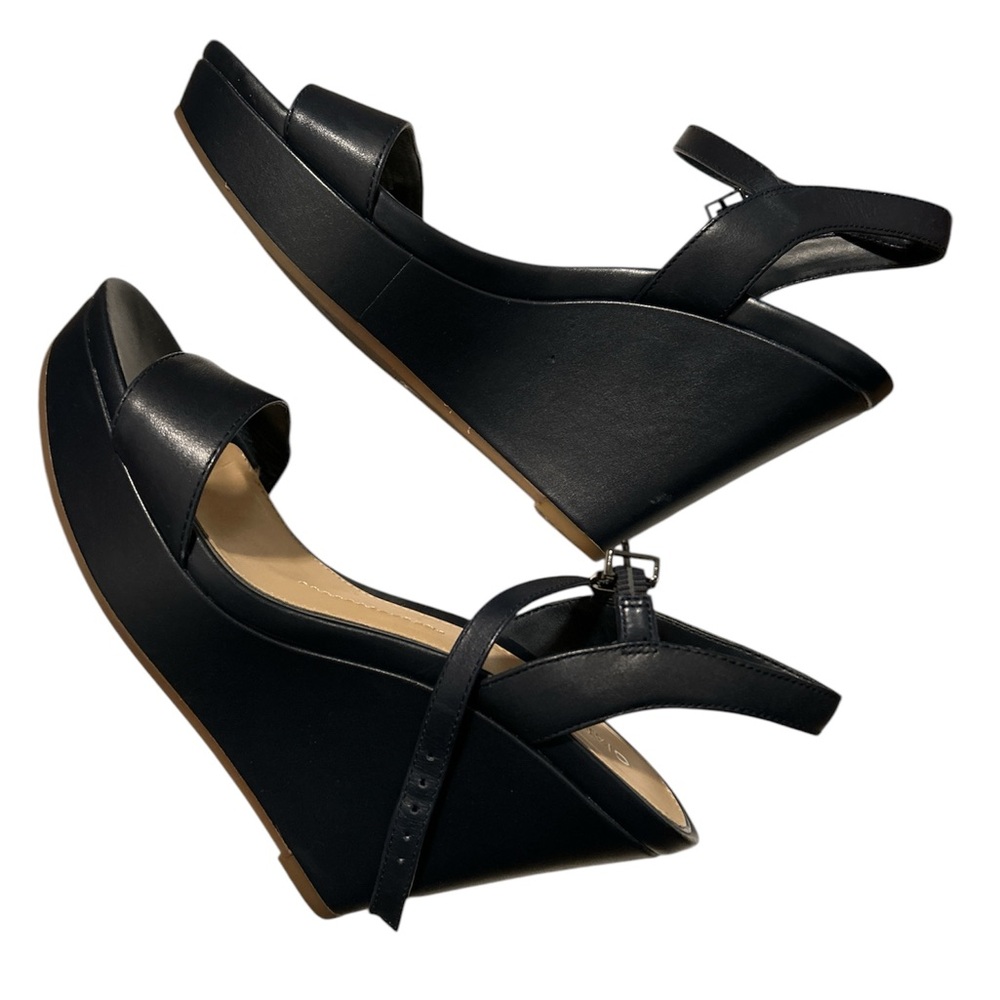 Elegant Gianni Bini Navy Wedge Sandals